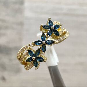 Beautiful Trendy Statement Flower Blue White Diamond Gold Ton Plated Ring